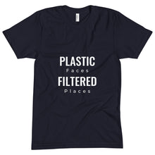 &quot;Caras de plástico, lugares filtrados&quot;. Camiseta unisex
